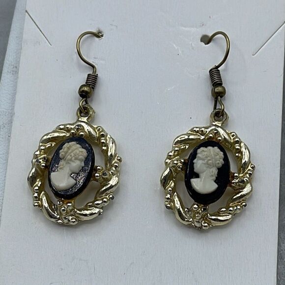 Vintage Cameo dangle pierced earrings. - Picture 1 of 9